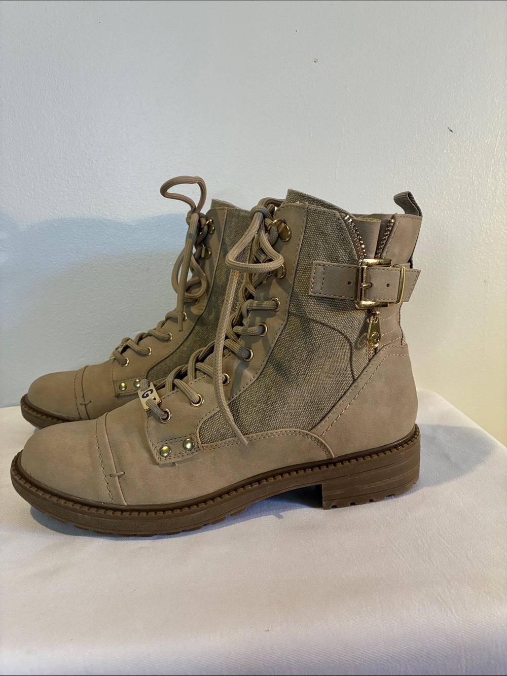 Guess GBG Khaki beige lace up combat boots Sz 8.5 casual streetwear fall winter